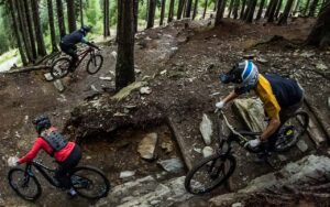 Mountainbikers trainen lijnkeuze en techniek op rotsachtige bos trail