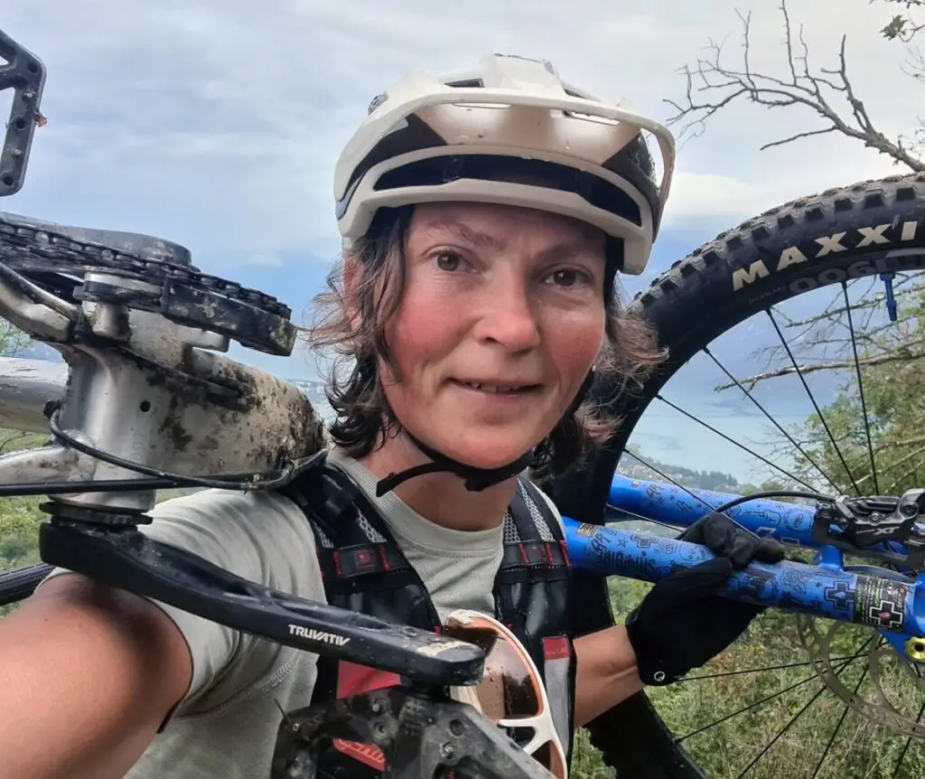 Heleen met mountainbike boben op de bergtop, resultaat van MTB coaching en training in techniek en conditie