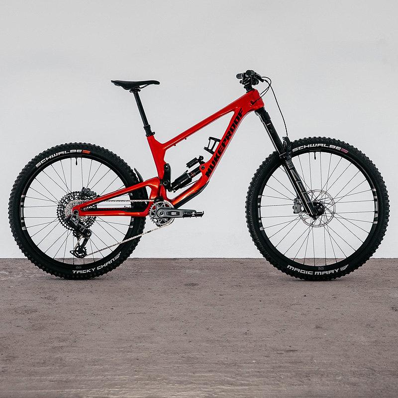 Nukeproof Giga Carbon Pro 297 volledig zijaanzicht rechts, 9 inch voor, 27.5 inch achter, RockShox Zeb vork, SRAM GX Transmission