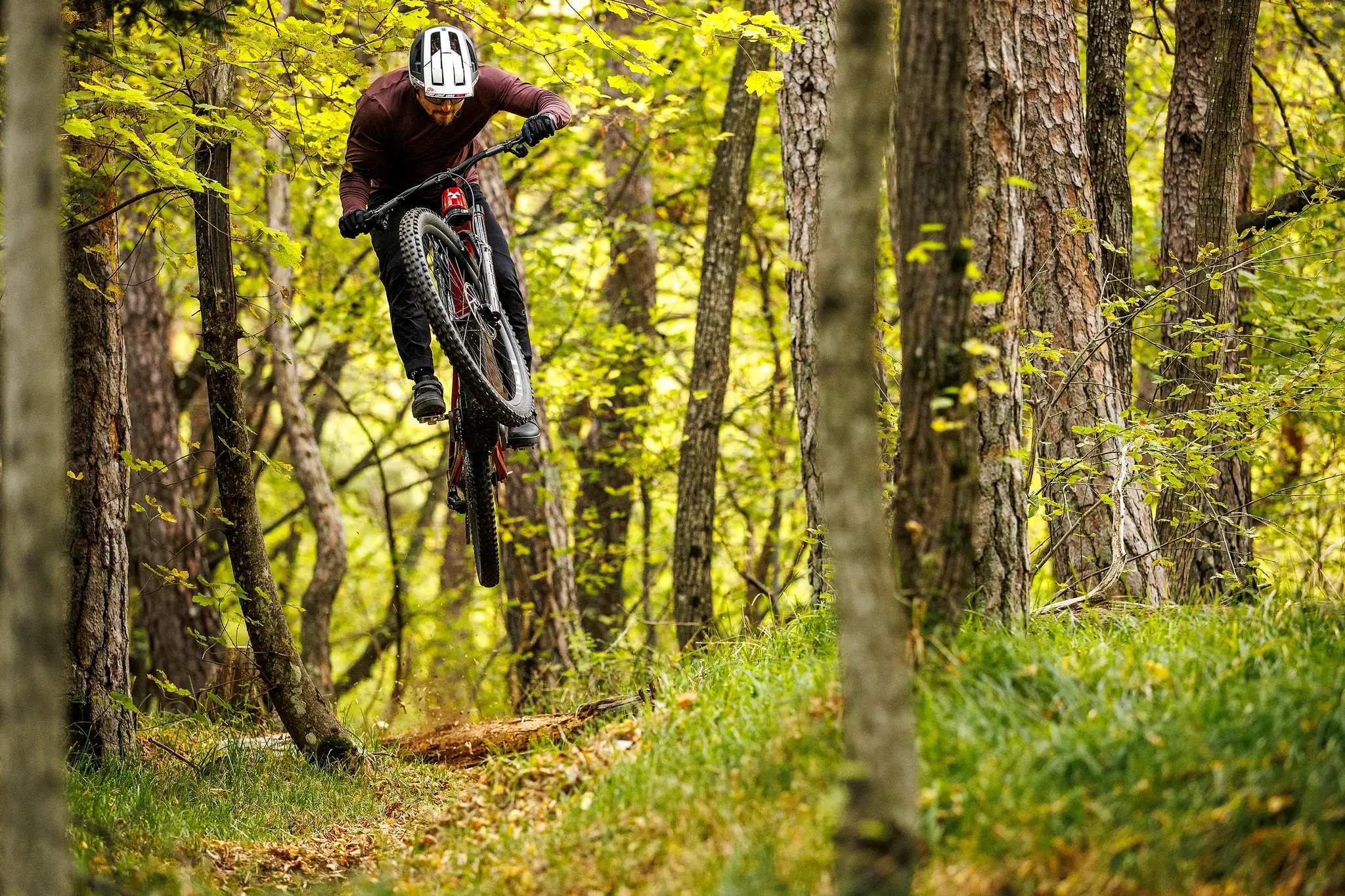 Nukeproof Giga enduro mountainbike in actie tijdens een endurosessie op technisch trailparcours in de Ardennen